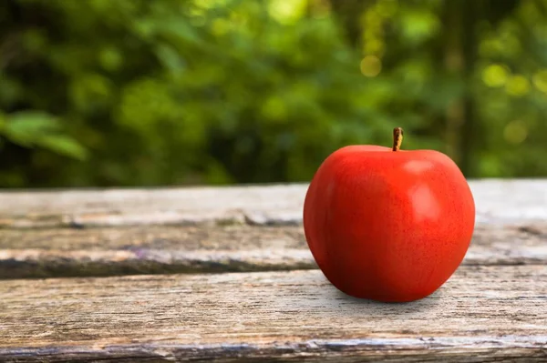แอปเป ลแดงบนโต ะไม — ภาพถ่ายสต็อก