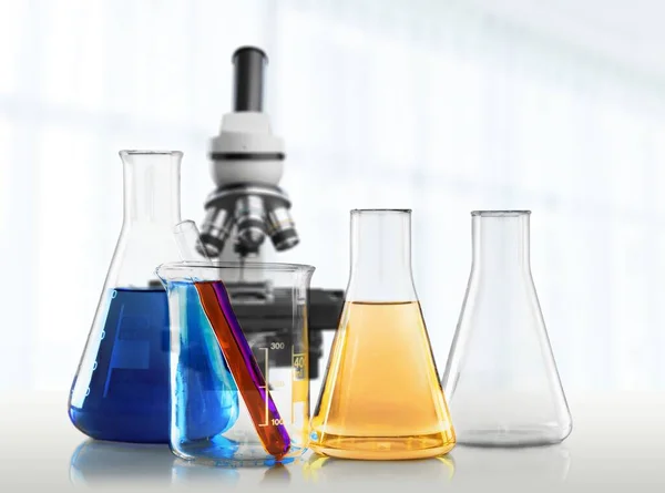 研究室のガラス製品と白い背景のフラスコ — ストック写真