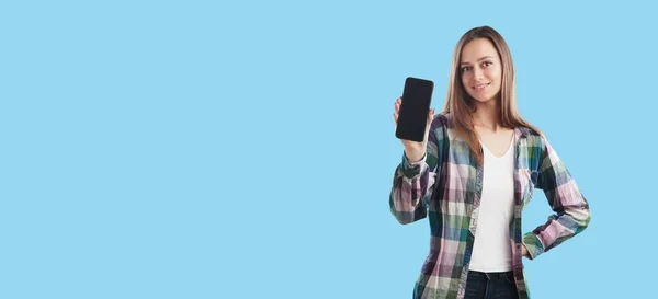 Mujer Emprendedora Mostrando Teléfono Inteligente Pantalla Blanco Fondo —  Fotos de Stock