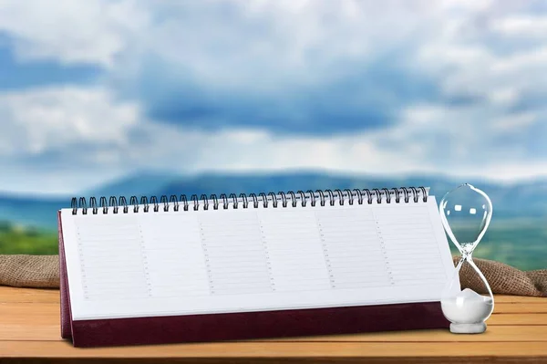 Libro Abierto Con Una Taza Blanca Sobre Fondo Azul — Foto de Stock