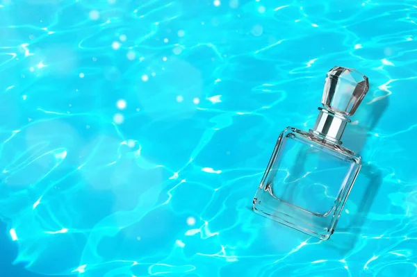 美容スパ医療用スキンケア 波と青い水の背景にガラス瓶 — ストック写真