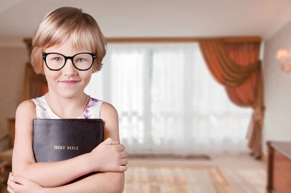 聪明而书呆子的小女孩拿着圣经去教堂学习 — 图库照片