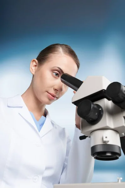 Naukowiec Kobieta Lekarz Analizując Wyniki Badań Przy Użyciu Mikroskopu Medycznego — Zdjęcie stockowe