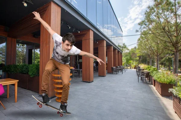 Jonge Sportieve Man Met Skateboard Stijlvolle Hipster Outdoor — Stockfoto