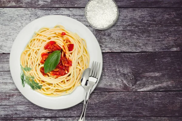 Los Espaguetis Con Carne Salsa Tomate Escudilla Sobre Escritorio —  Fotos de Stock