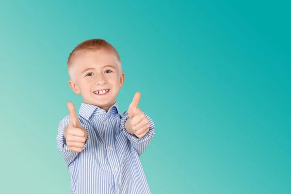 Фото Щасливого Маленького Хлопчика Показує Великі Пальці Вгору — стокове фото