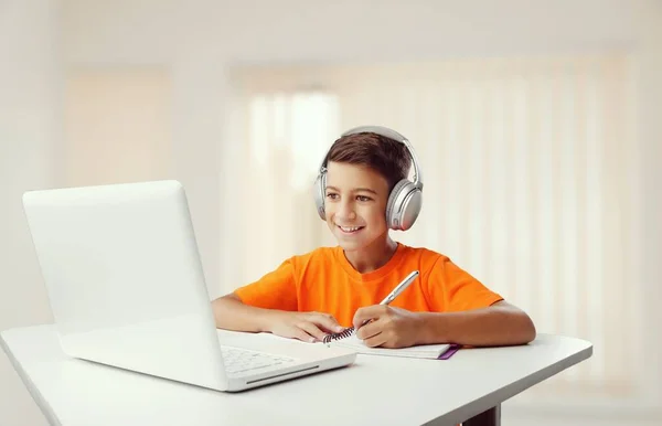 Jongen Met Laptop Koptelefoon Doet Huiswerk Thuis — Stockfoto