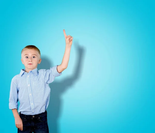 Alegre Niño Feliz Sonriendo Mirando Cámara — Foto de Stock