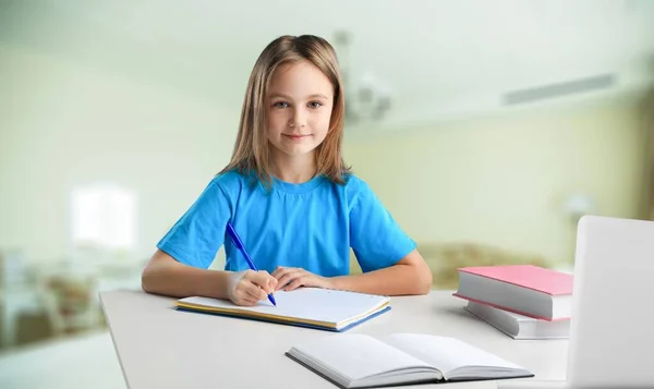 Hemskolekoncept Glad Flicka Studerar Hemma Med Bärbar Dator — Stockfoto