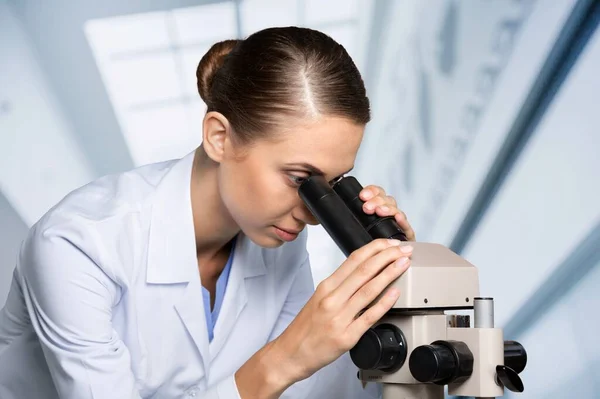 Scientifique Femme Médecin Analyse Les Résultats Des Tests Aide Microscope — Photo