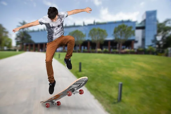 Jonge Sportieve Man Met Skateboard Stijlvolle Hipster Outdoor — Stockfoto
