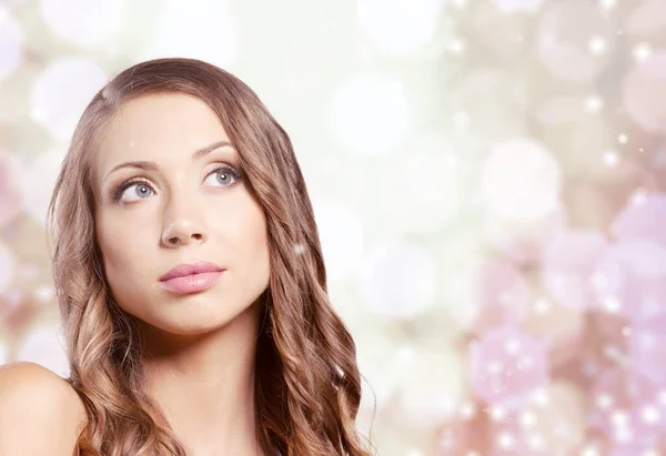 Retrato Mujer Encantadora Con Expresión Ensueño — Foto de Stock