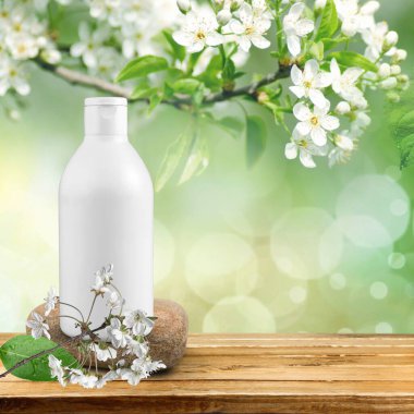 Ahşap arka planda beyaz çiçek şişesi