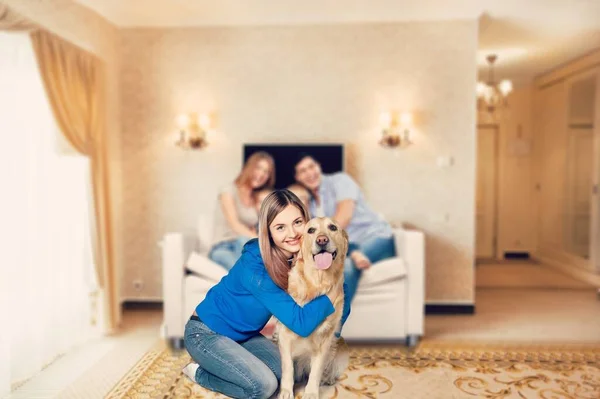 Chica Feliz Con Lindo Perro Suelo Sala Estar —  Fotos de Stock