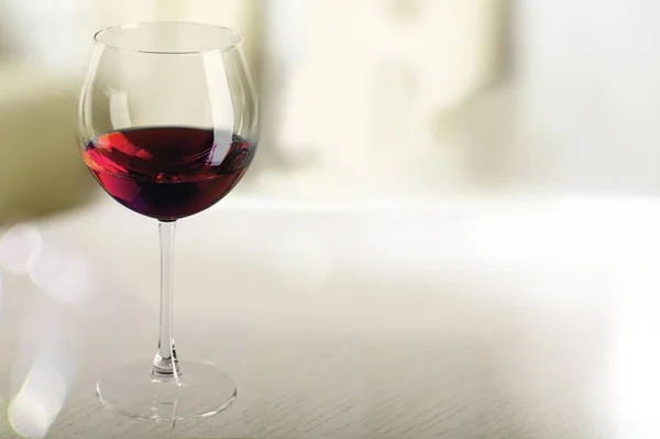 Glas Rotwein Auf Tisch Hintergrund Nahaufnahme — Stockfoto