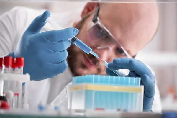 Чоловічий Вчений Працює Лабораторії Хімічним Обладнанням — стокове фото