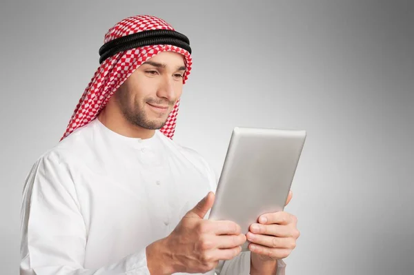Красивый арабский мужчина с планшетным ПК — стоковое фото