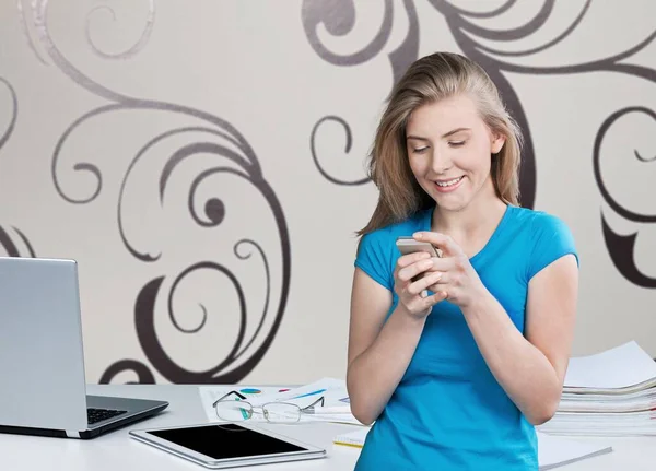 Pretty Young Woman Using Smartphone Standing Background — Stock Photo, Image