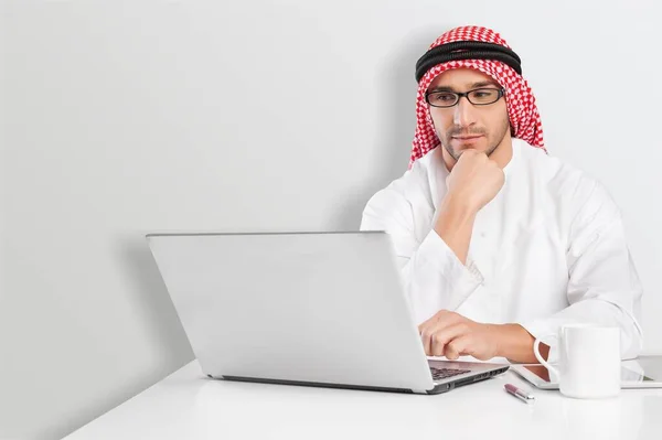 Pengusaha Arab Yang Bekerja Pada Komputer — Stok Foto