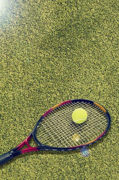 Tennisracket Och Bollar Isolerad Bakgrunden — Stockfoto