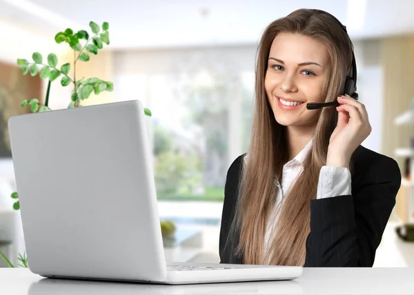 Attraktive Junge Frau Sitzt Hause Büro Und Trägt Headset Stockbild