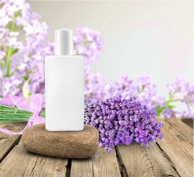 Beyaz kozmetik şişeli güzel, taze lavanta çiçekleri