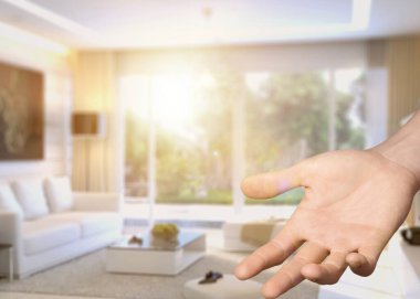 Adamın eli evin içinde.