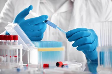  Erkek bilim adamı laboratuarda kimyasal ekipmanlarla çalışıyor.