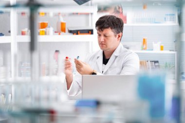 Tıbbi Araştırma Laboratuvarı: Erkek bilim adamı Biyokimya Örnekleri Analizi. Gelişmiş Tıp, Mikrobiyoloji Geliştirme Laboratuvarı.
