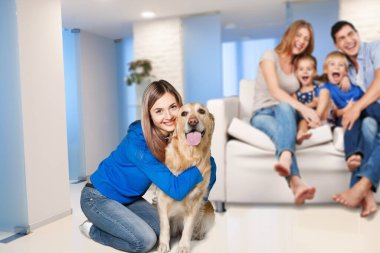 Oturma odasında yerde sevimli bir köpeği olan mutlu bir kız..