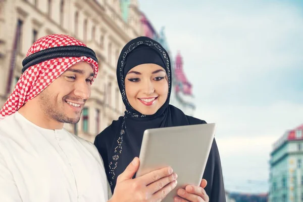 Арабская пара с цифровым планшетом — стоковое фото