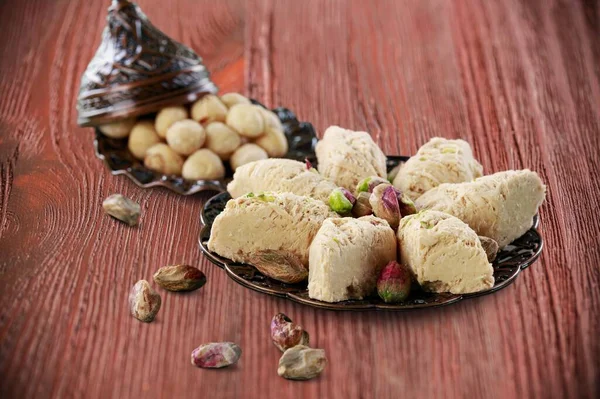 Köstliche Arabische Desserts Auf Tellern — Stockfoto