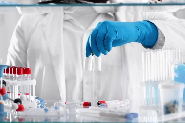Mannelijke Wetenschapper Werkt Het Lab Met Chemische Apparatuur — Stockfoto