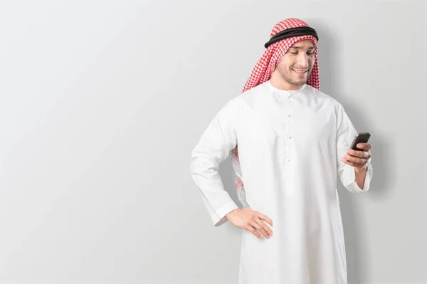 Knappe Arabische man met smartphone — Stockfoto