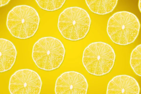 黄色背景的新鲜柠檬 — 图库照片