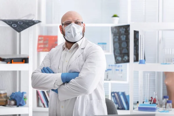Científico Masculino Máscara Laboratorio Con Equipo Químico — Foto de Stock