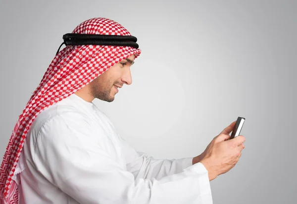Bello arabo uomo utilizzando smartphone — Foto Stock
