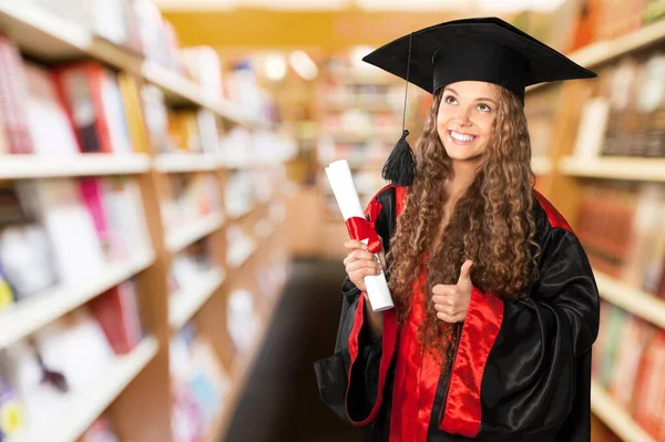 Uśmiechnięty Student Programu Wymiany Czarnej Czapce Dyplomowej Sukni Dyplomem Uniwersyteckim — Zdjęcie stockowe