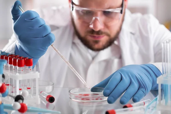 Científico Masculino Que Trabaja Laboratorio Con Equipo Químico — Foto de Stock