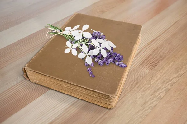 Régi Könyv Virágokkal Háttérben Közelről — Stock Fotó