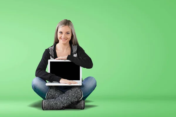 Młoda Kobieta Siedzi Podłodze Laptopem Patrzy Kamerę — Zdjęcie stockowe