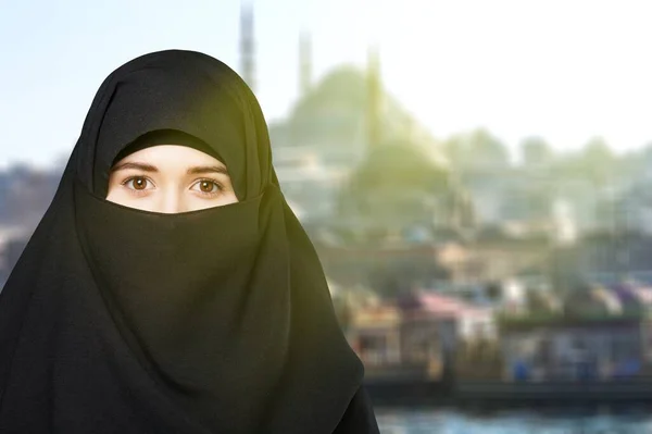 Muslim Wanita Cantik Mengenakan Niqab — Stok Foto