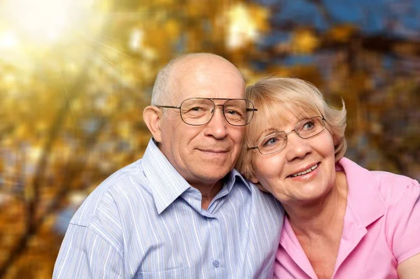 Feliz Pareja Ancianos Abrazándose Fondo Cerca — Foto de Stock