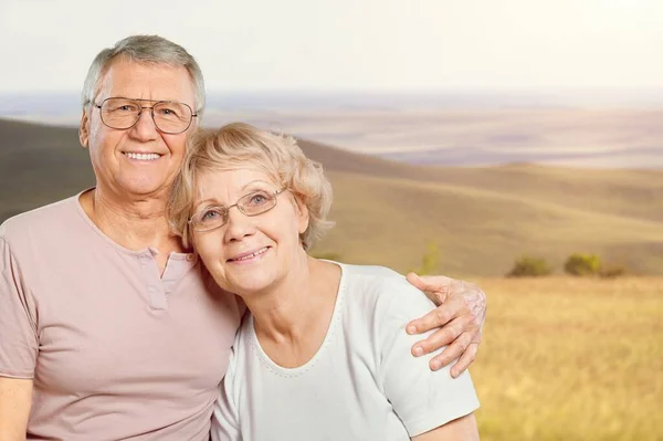 Happy Senior Couple Hugging Background Close — Stock Photo, Image