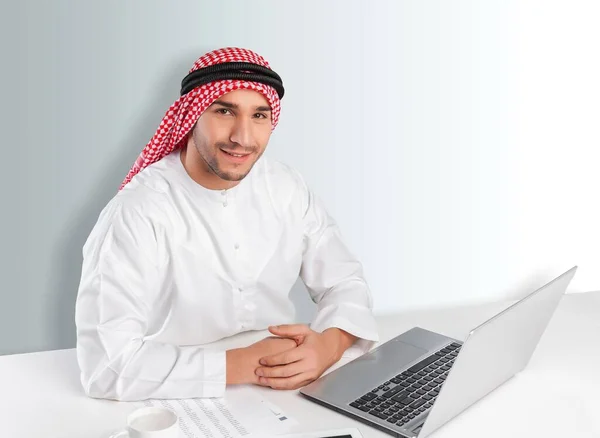 Άραβας Επιχειρηματίας Που Εργάζεται Υπολογιστή — Φωτογραφία Αρχείου