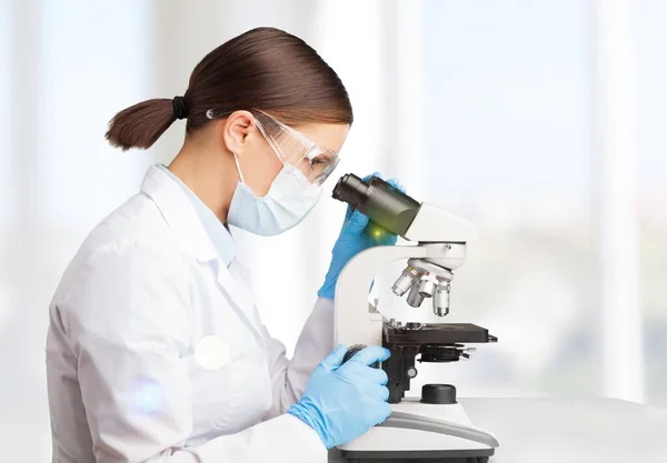 Wetenschapper Vrouw Arts Analyseren Testresultaten Met Behulp Van Medische Microscoop — Stockfoto