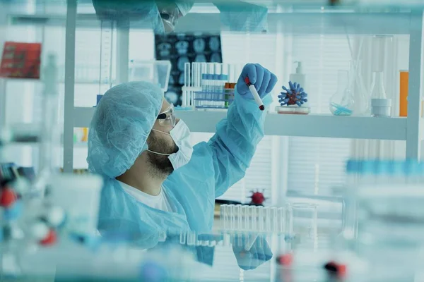 Científico Masculino Que Trabaja Laboratorio Con Equipo Químico — Foto de Stock