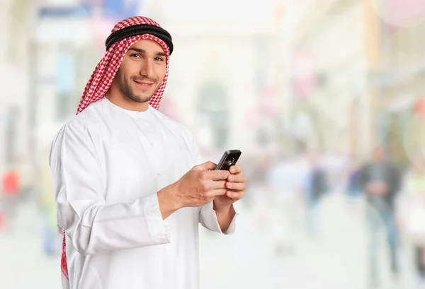 Handsome arab man menggunakan smartphone — Stok Foto