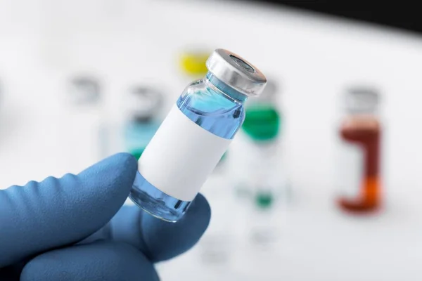 Rękawiczce Znajduje Się Płynna Próbka Biologiczna Szczepionka Przeciw Wirusowi Lub — Zdjęcie stockowe