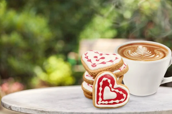 木桌上的咖啡杯和红心饼干 — 图库照片